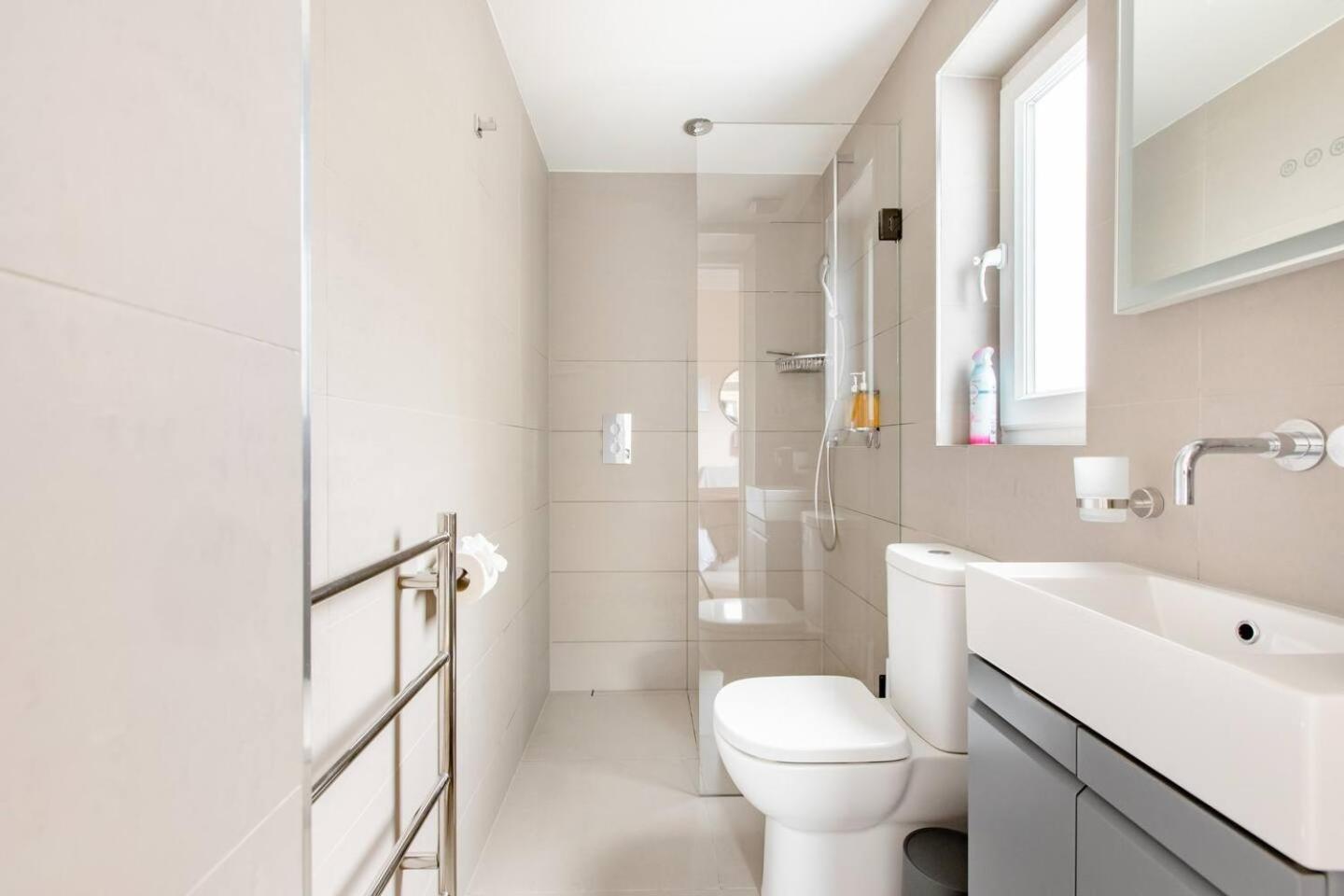 Luxury King-Bed Ensuite With Quiet Private Patio Лондон Екстериор снимка