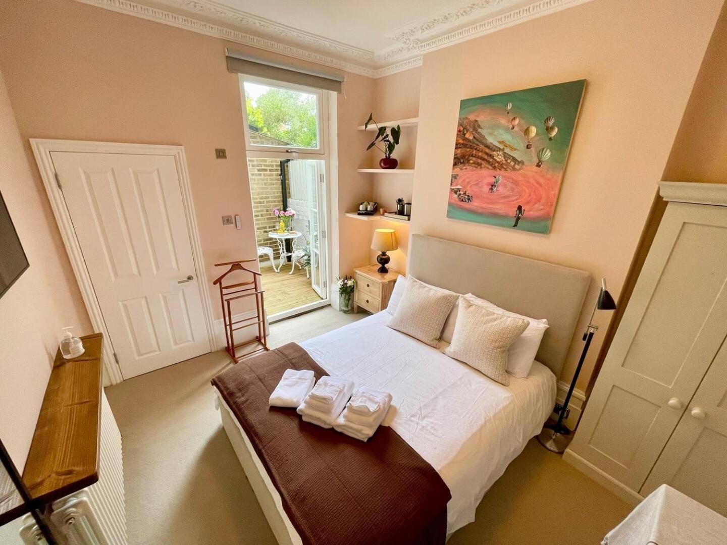 Luxury King-Bed Ensuite With Quiet Private Patio Лондон Екстериор снимка
