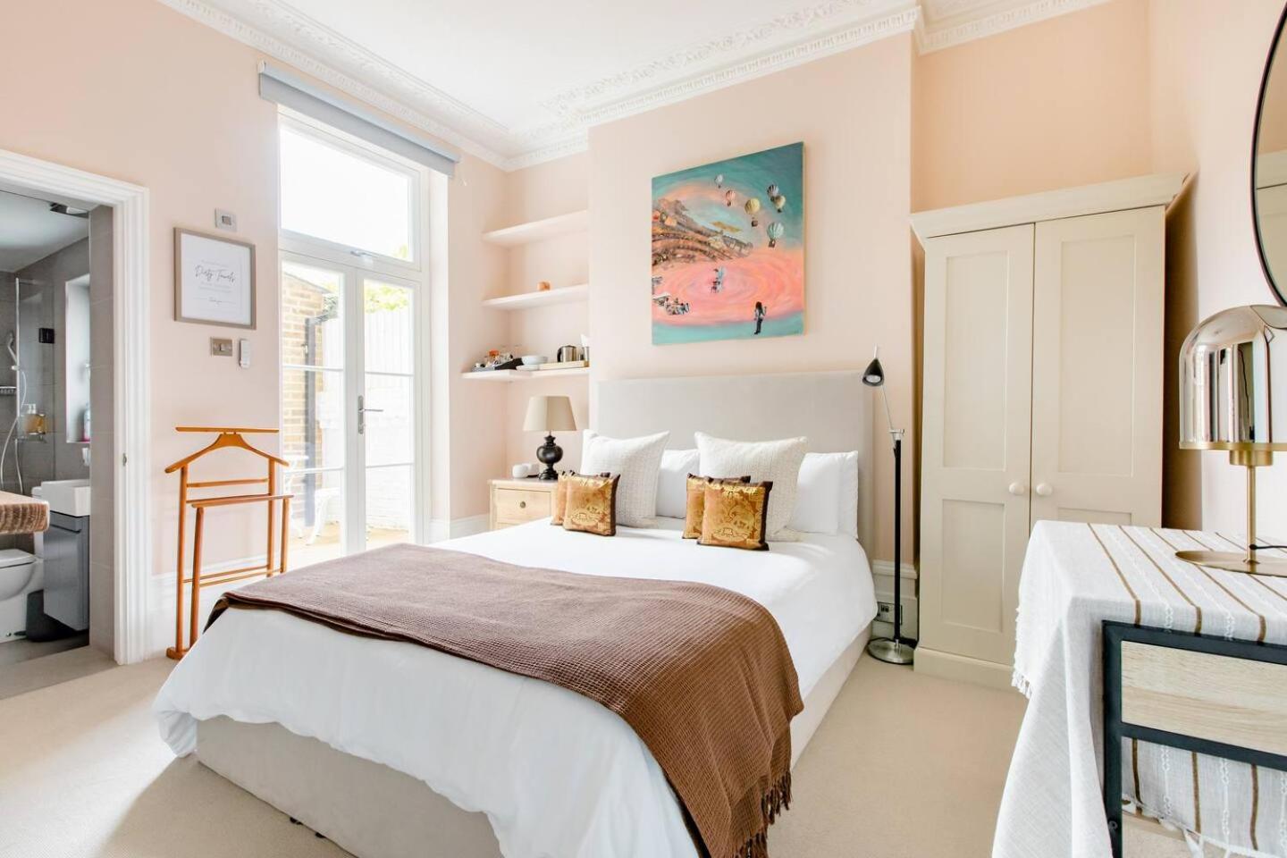 Luxury King-Bed Ensuite With Quiet Private Patio Лондон Екстериор снимка