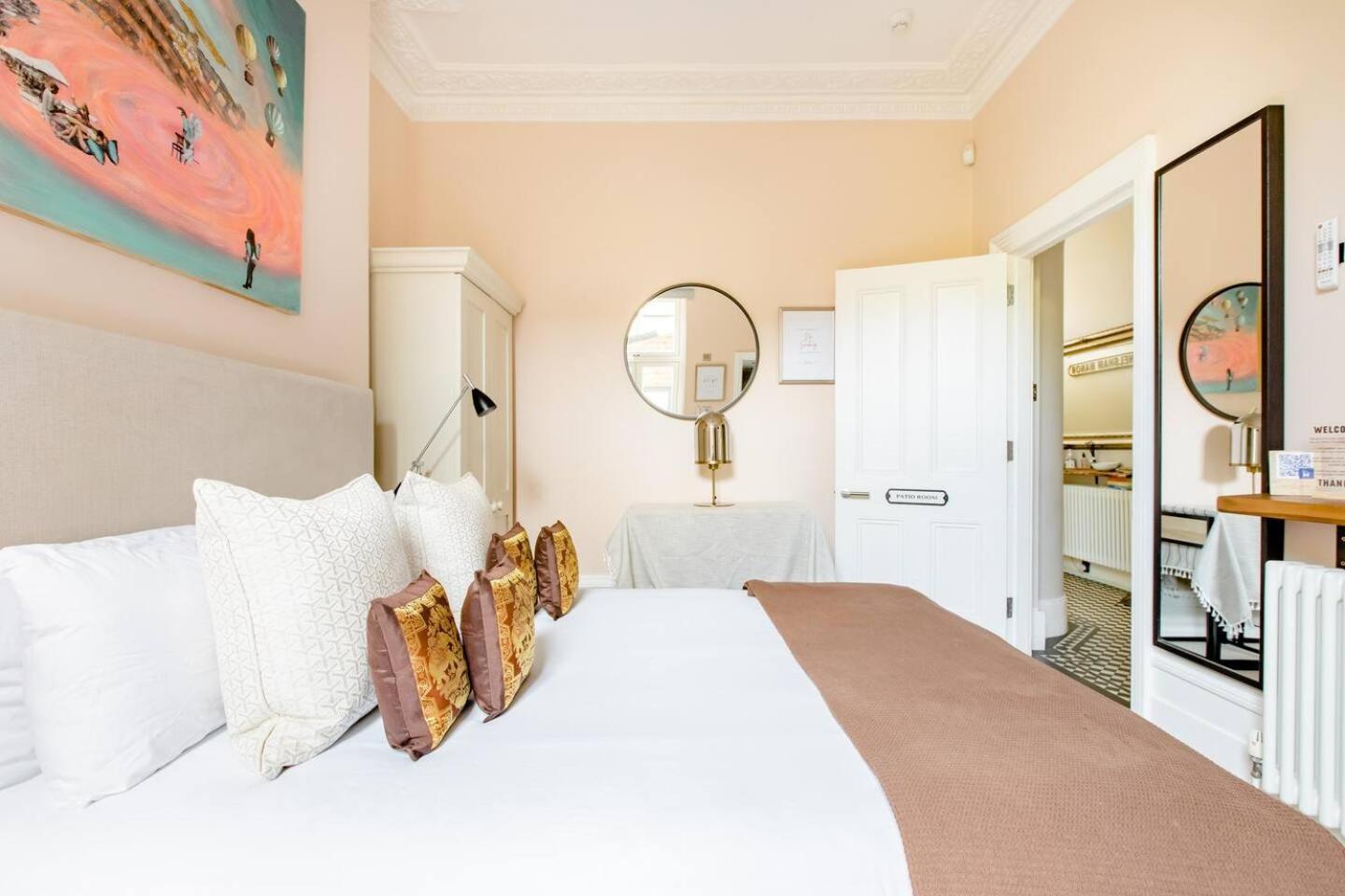 Luxury King-Bed Ensuite With Quiet Private Patio Лондон Екстериор снимка